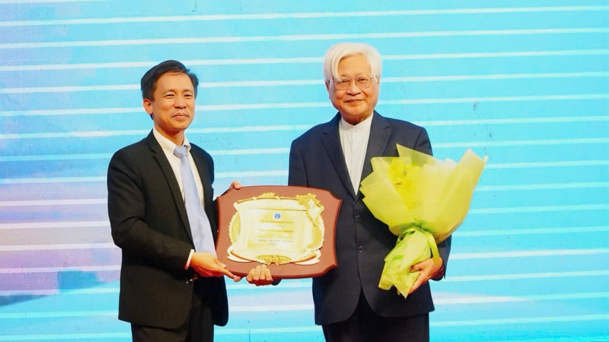 Tôn vinh PGS.TS. Võ Văn Thành - nhân vật tiêu biểu của năm 2025 Hội Chấn thương Chỉnh hình Việt Nam