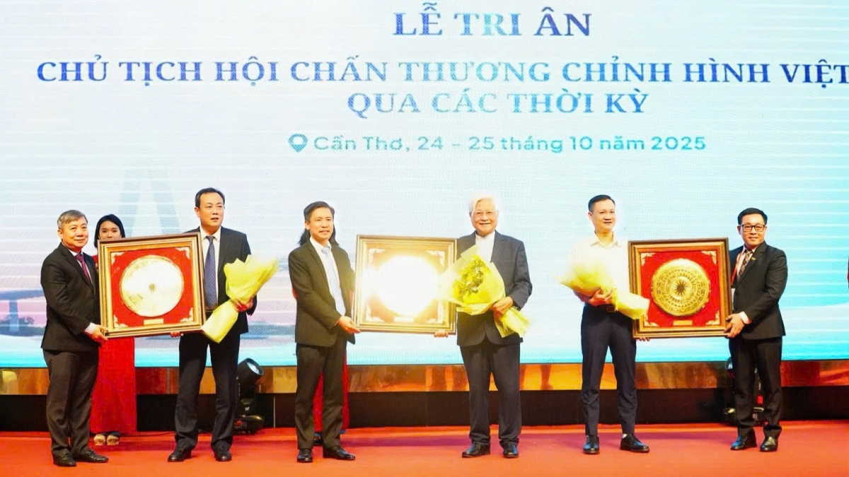 Trao quà tri ân tới Chủ tịch Hội chấn thương chỉnh hình Việt Nam
