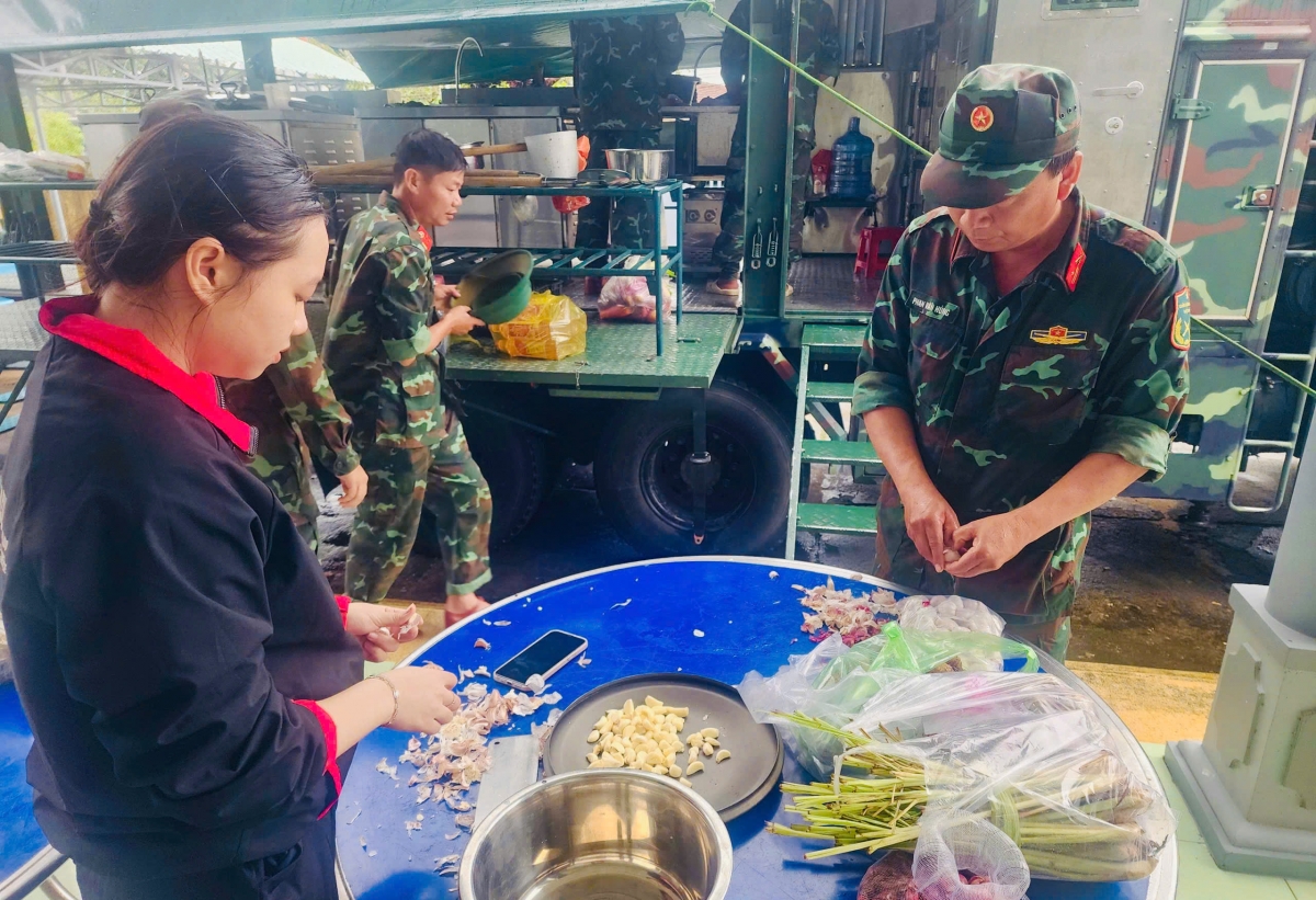  Bên trong chiếc xe bếp tự hành