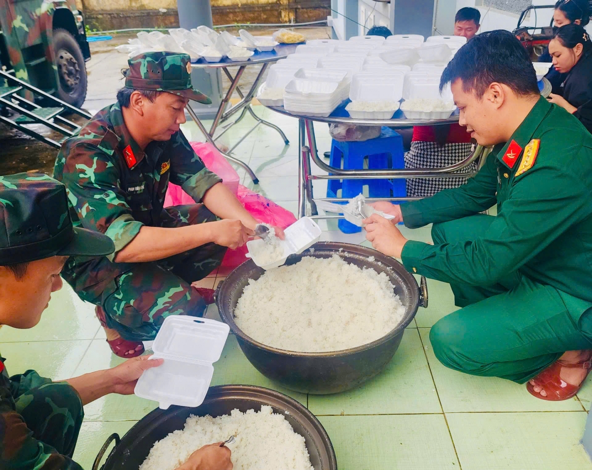 Những hộp cơm nóng đến với đồng bào vùng lũ