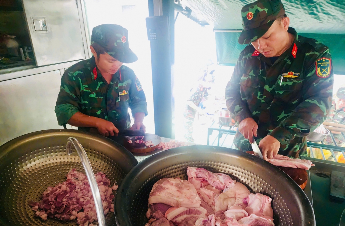 Bữa ăn đủ đầy dinh dưỡng kịp thời đến với người dân vùng lũ