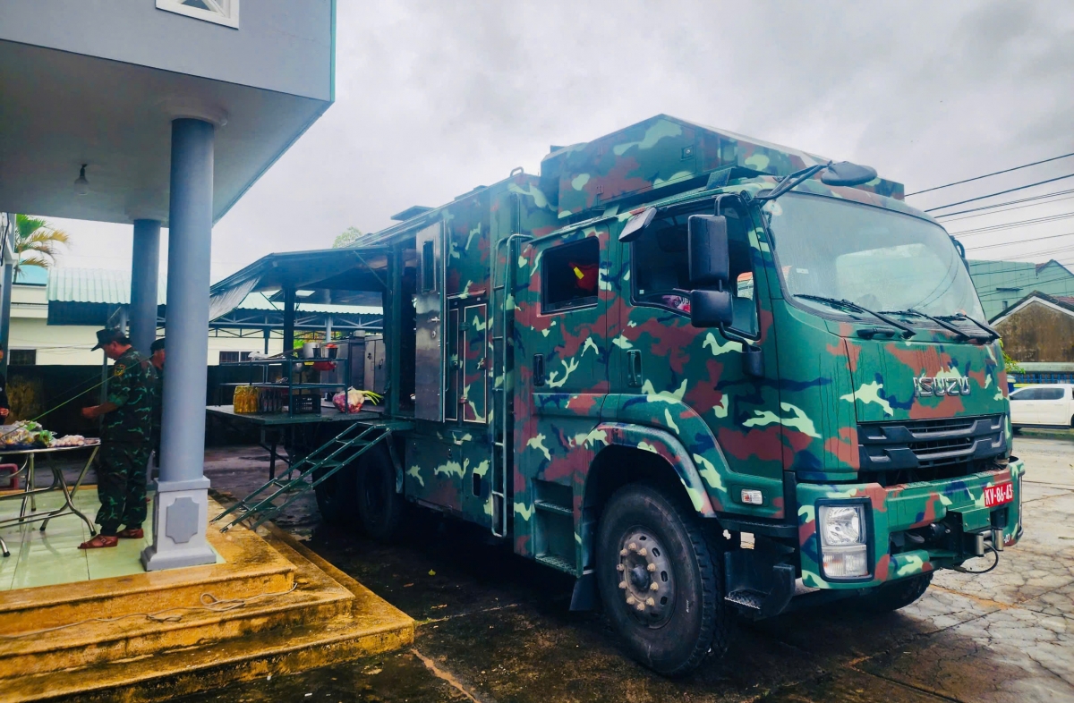  Chiếc xe bếp trở thành điểm tựa của bà con vùng lũ.