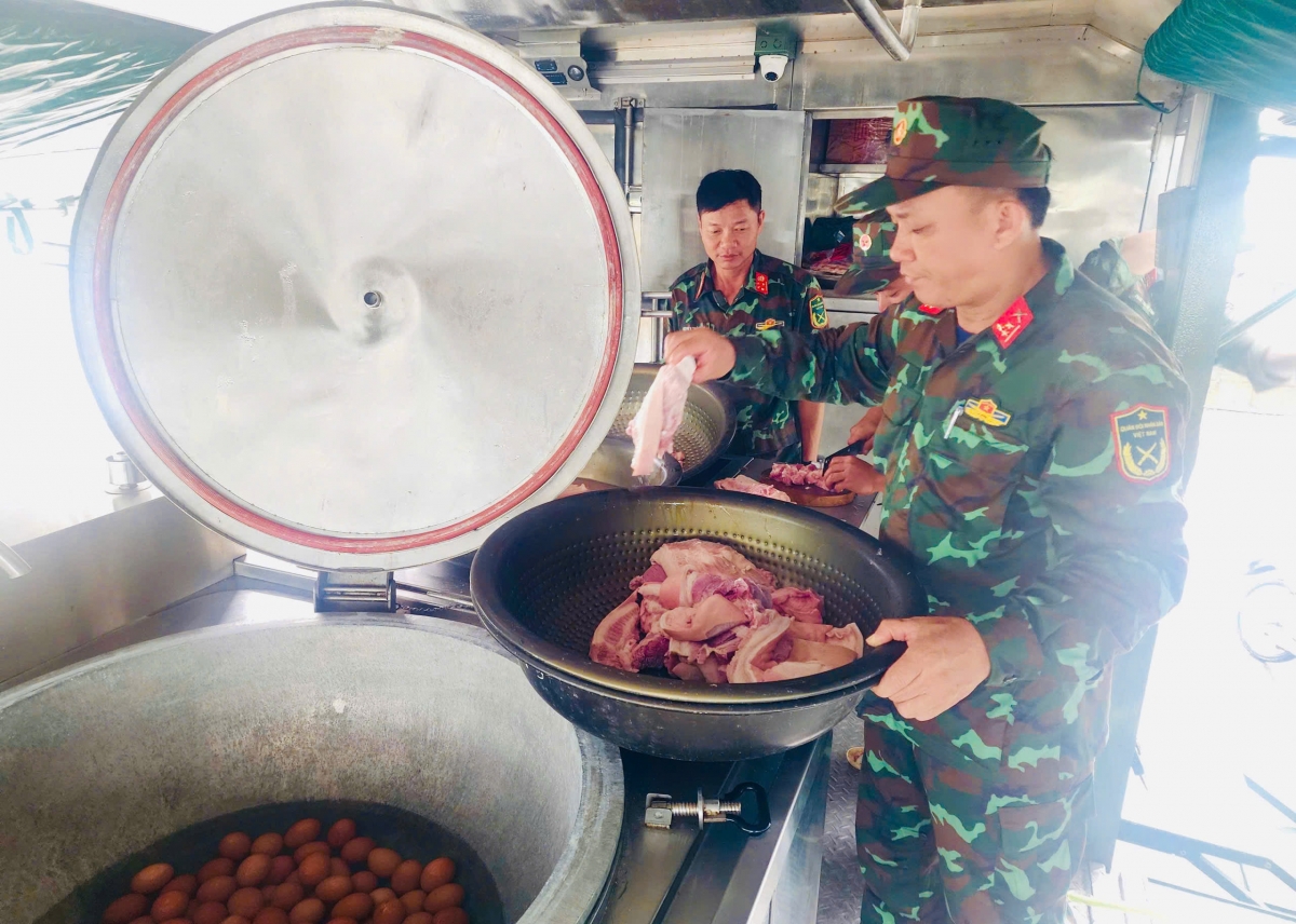  Giữa mưa gió, đôi tay của những người lính nấu ăn không hề ngơi nghỉ 