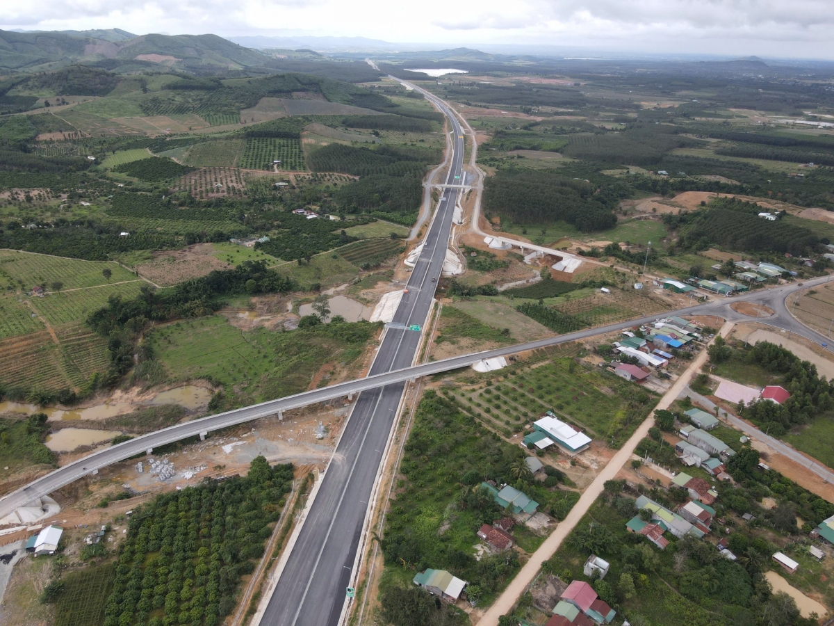 
Anih trong tơƀưh đơ̆ng Trong gre kơdâu hrĕnh Khánh Hòa - Buôn Ma Thuột păng Trong Hồ Chí Minh