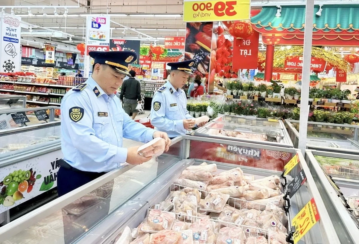 Lực lượng chức năng thành phố Đà Nẵng kiểm tra, kiểm soát tại các cơ sở kinh doanh, siêu thị dịp lễ