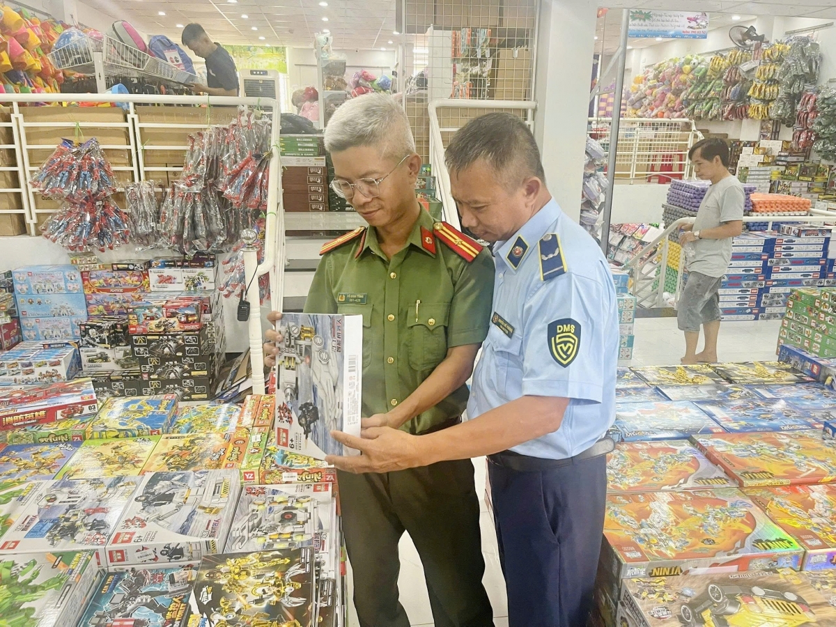 Lực lượng chức năng thành phố Đà Nẵng kiểm tra, kiểm soát thị trường