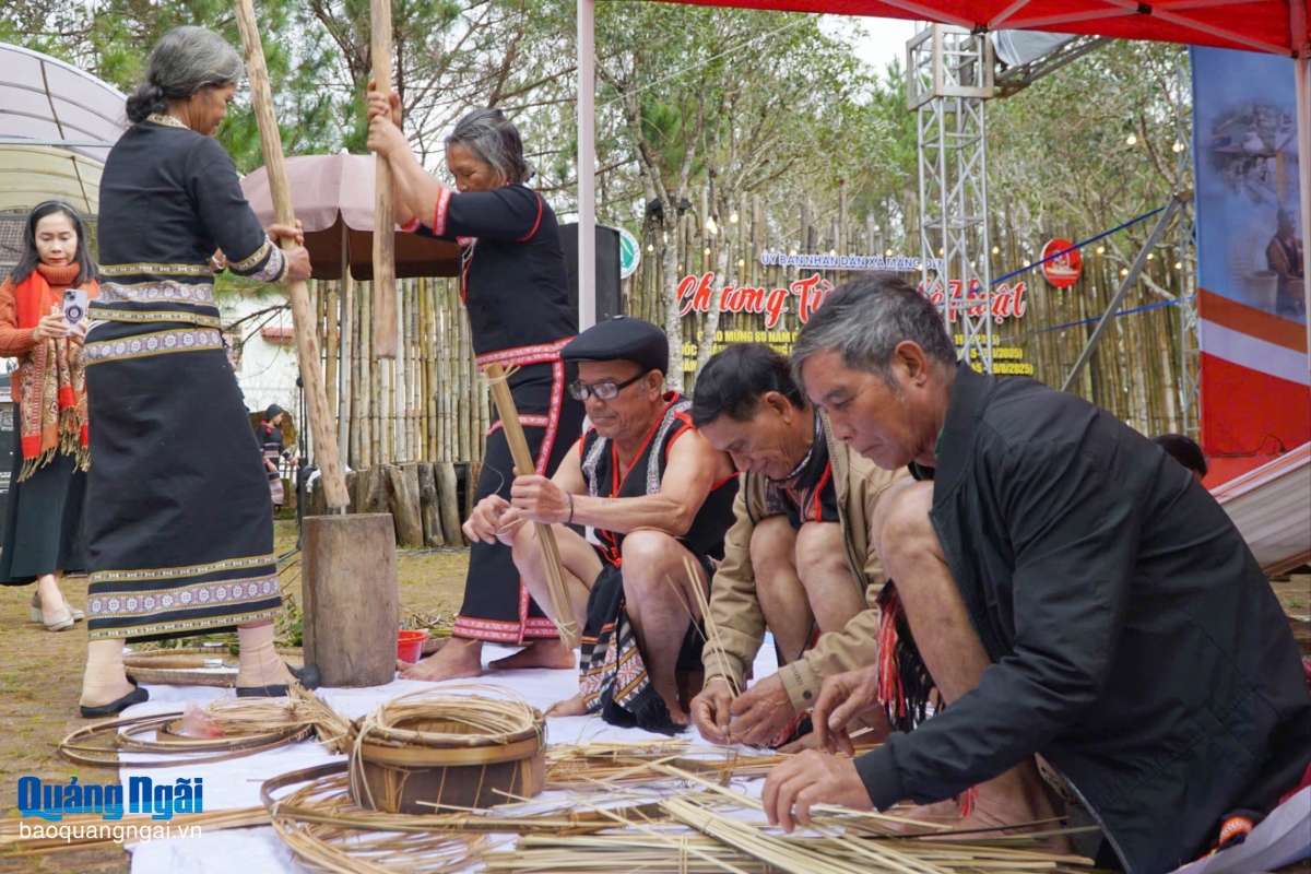 Các nghệ nhân trực tiếp trình diễn, chế tác.