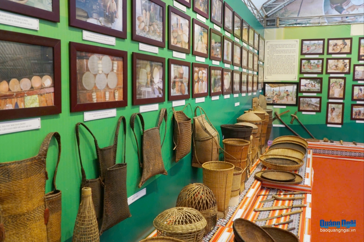 Hơn 250 hình ảnh và 127 hiện vật được trưng bày.