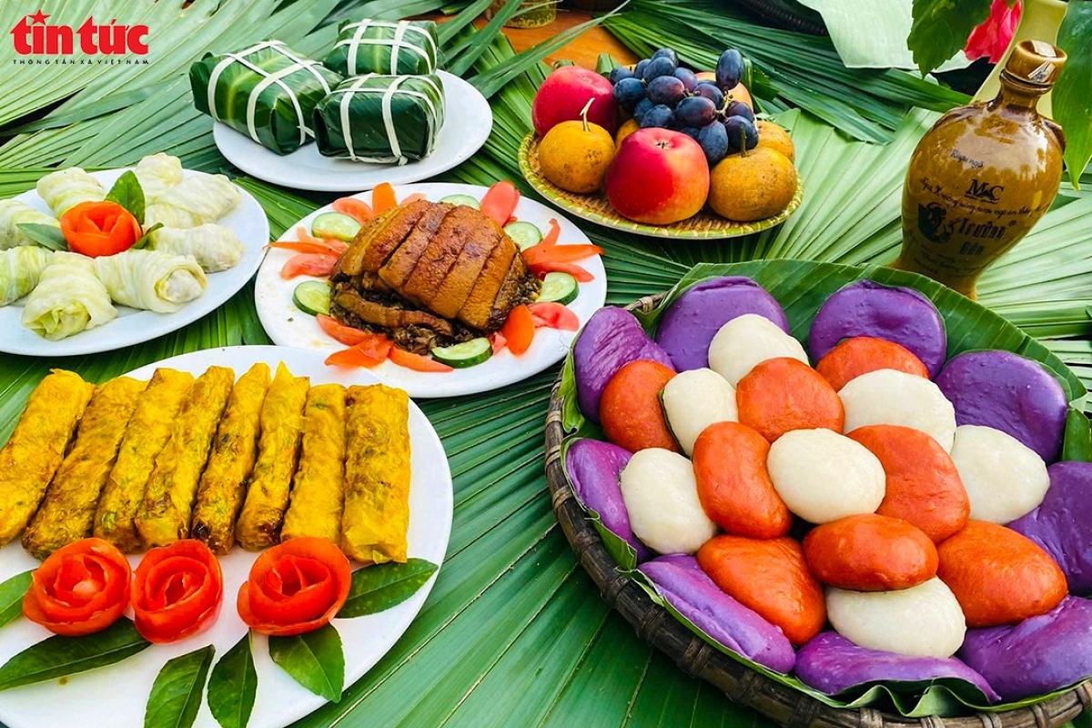 Chế biến món ăn truyền thống trong không gian làng dân tộc, góp phần tái hiện đời sống sinh hoạt thường nhật của đồng bào.