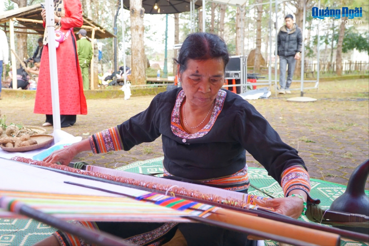 Các nghệ nhân trực tiếp trình diễn, chế tác.