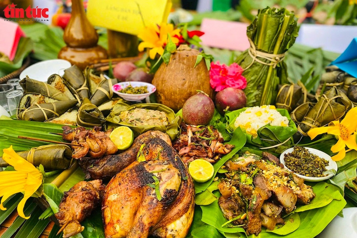 
Mâm cơm của đồng bào Ba Na với các món ăn đặc trưng, được bày biện theo phong tục truyền thống.