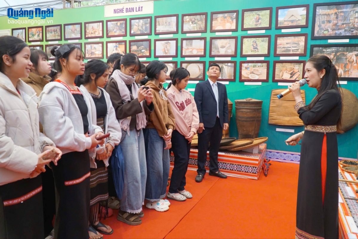 Hoạt động thu hút đông đảo người dân, du khách tham quan.