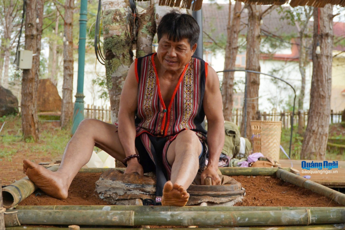 Các nghệ nhân trực tiếp trình diễn, chế tác.