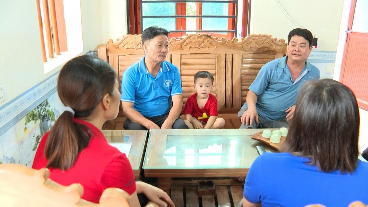 Việc đến gặp gỡ, động viên, tìm hiểu từng gia đình giúp ông Minh hiểu rõ từng hoàn cảnh bà con, qua đó giúp công tác tuyên truyền bình đẳng giới đạt hiệu quả cao