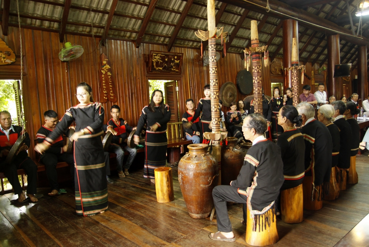 Hngêi trá xŏn cho tíu ki po mâu túa rơkâu xối xeăng ƀă  tơdroăng tô chêng koăng, rơngê ting ting, kơhnhon xuăng dêi mơngế Rơđế