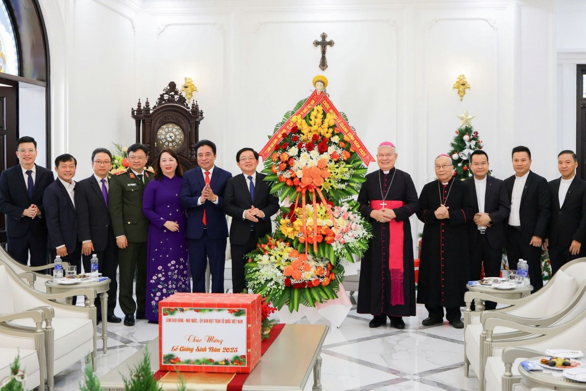 
Phŏ Thủ tướng Hồ Quốc Dũng năm hơpong ngôi, thơ thou hơ-iă Pơyan Nô-el tơ̆ Tơring khop Huế