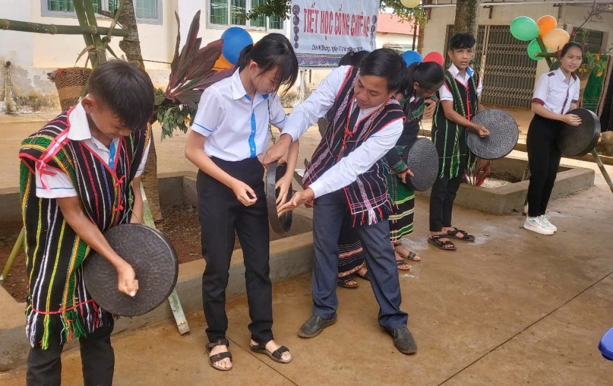 Bơto yal niam chài cing mồng ai rơnàng kơnòm să in