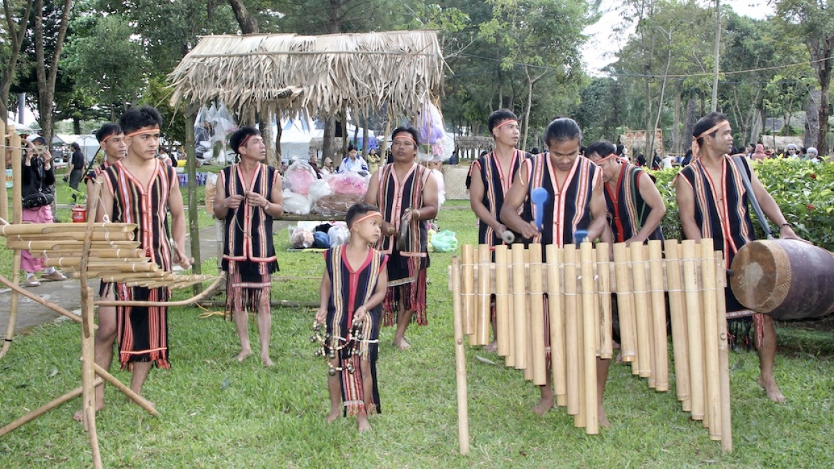 
Khŭl tôn reh kon kông kơ Pleiku Roh đei bơngai ‘lơ̆p hloh lăp 10 sơnăm, bơngai ‘lŏ hloh kơpak kơ 40 sơnăm, tă kơ hưch hanh hăm tơmam tôn reh Jarai ngăl