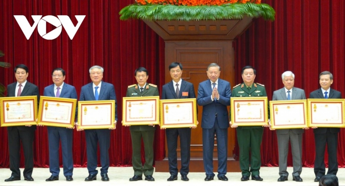 Tổng Bí thư Tô Lâm trao Huân chương tặng các lãnh đạo Đảng, Nhà nước, nguyên thành viên Ban Chỉ đạo Trung ương về phòng, chống tham nhũng, lãng phí, tiêu cực.