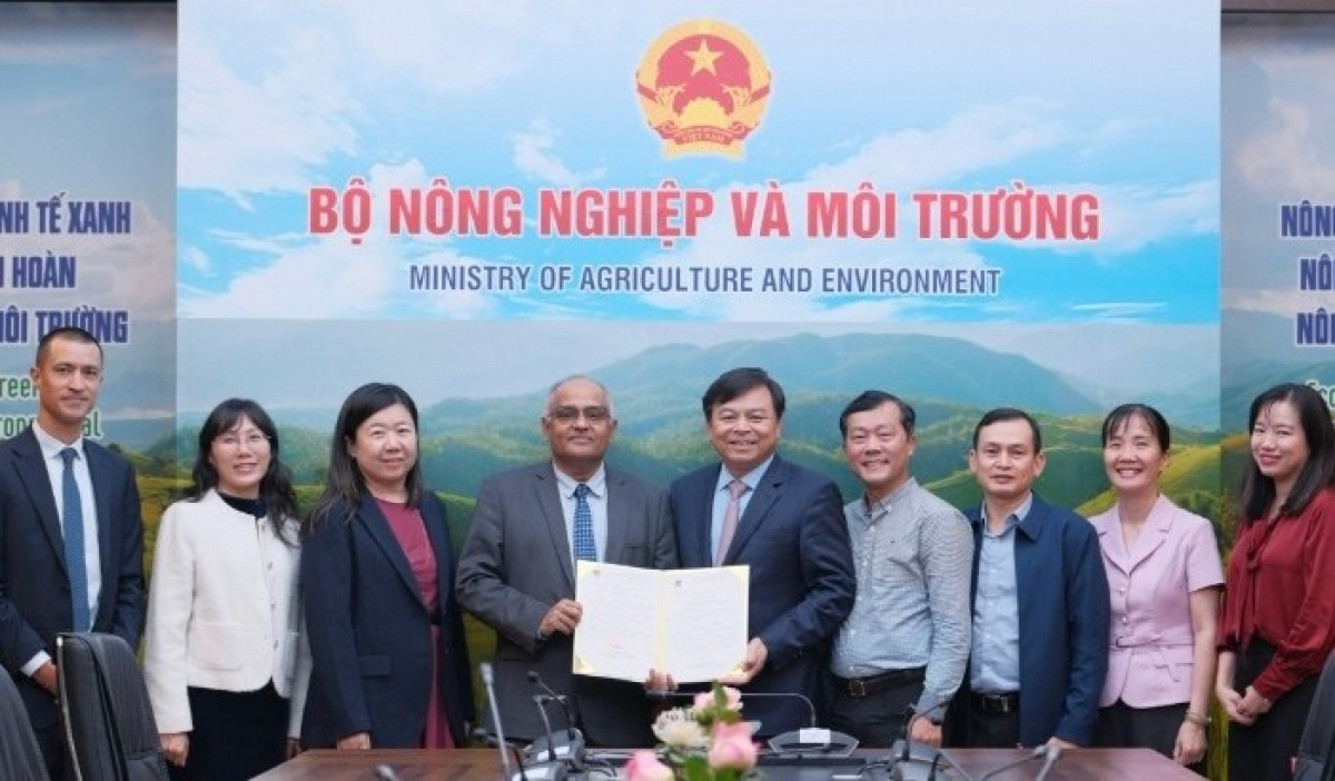 Thứ trưởng Nông nghiệp và Môi trường Nguyễn Hoàng Hiệp tiếp nhận thư xác nhận viện trợ chính thức từ phía ADB.