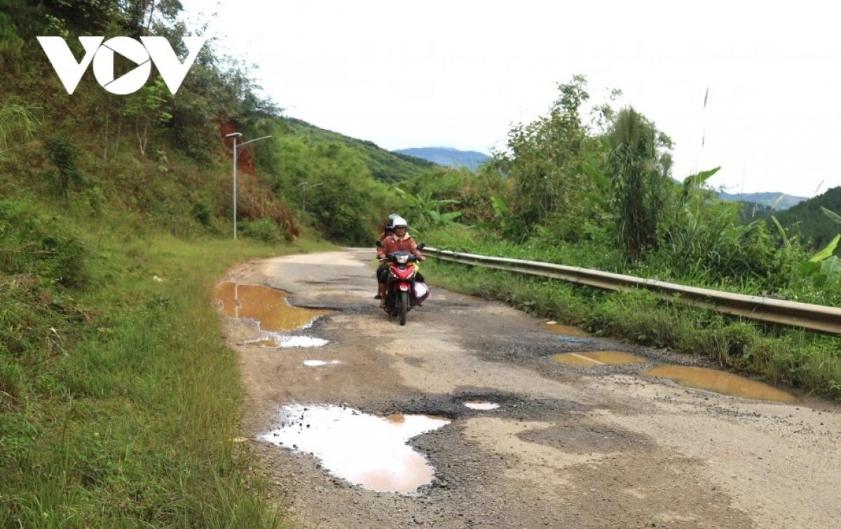 Tỉnh lộ 672 đoạn qua xã Măng Ri xuống cấp nghiêm trọng.