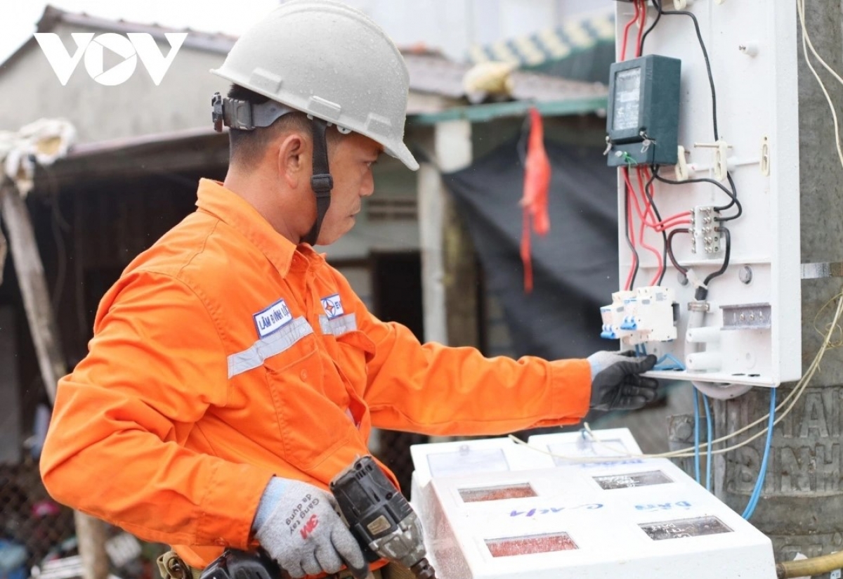 EVNCPC đảm bảo “khôi phục nhà đến đâu, điện có tới đó”.