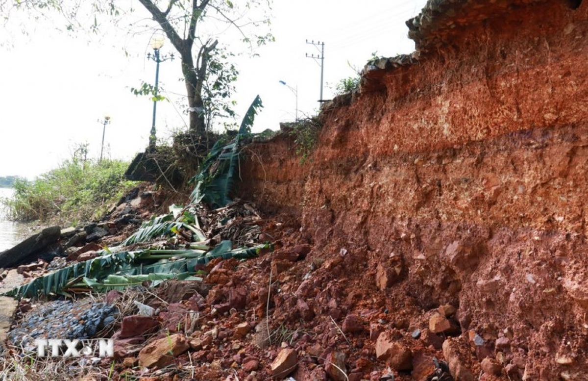 Bờ kè bị sụt lún tạo thành các hàm ếch sâu ăn vào vỉa hè đường Trần Thánh Tông.