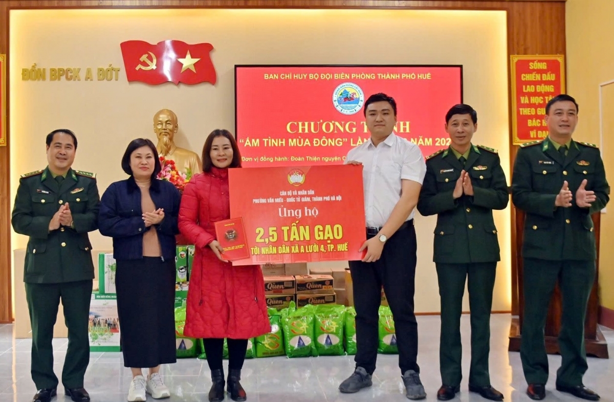 Trao tặng 2,5 tấn gạo, vật tư y tế và kinh phí hỗ trợ cho Ủy ban MTTQ Việt Nam xã A Lưới 4. Ảnh: Báo công lý