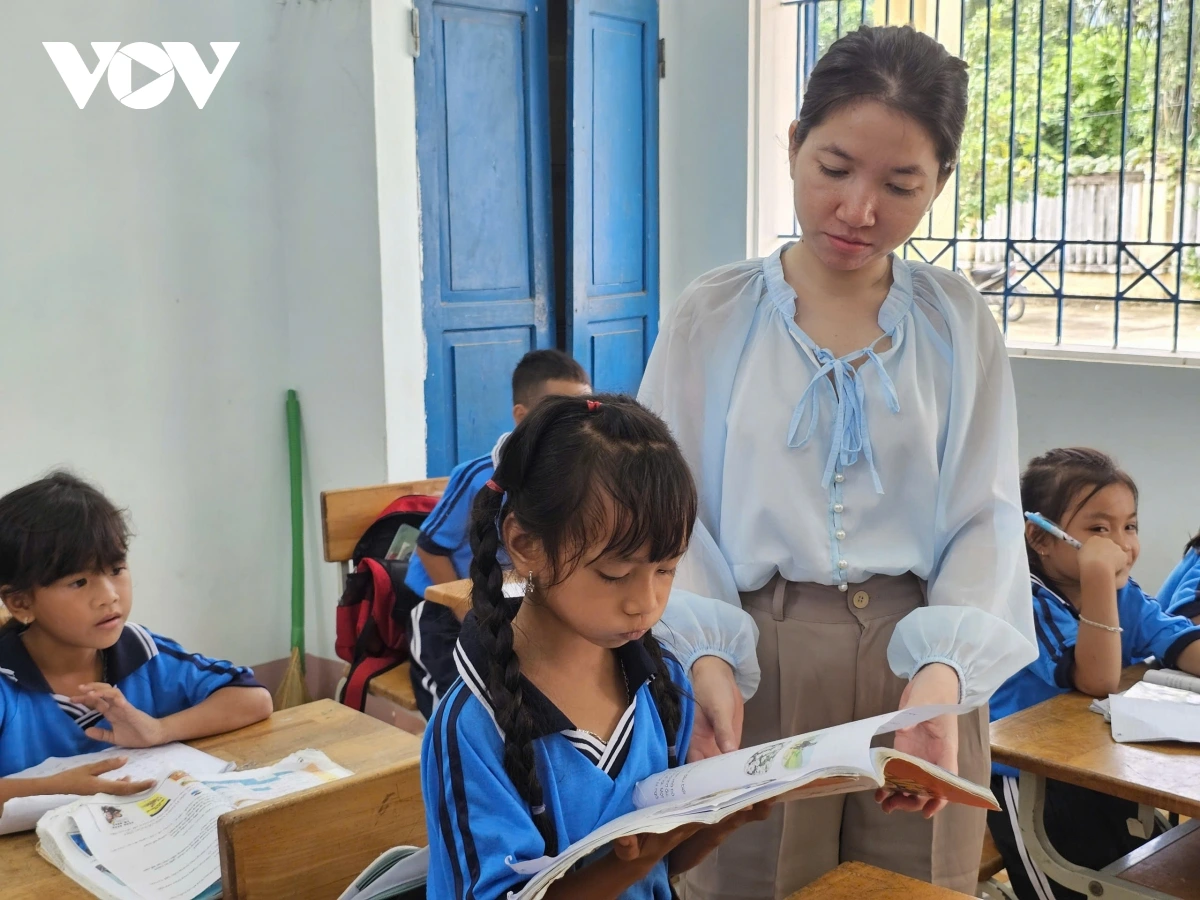 Anai gru urang Bana Đinh Thị Trang dalam tuk pato Sap Viet di sang bac tieu hoc Canh Tiến