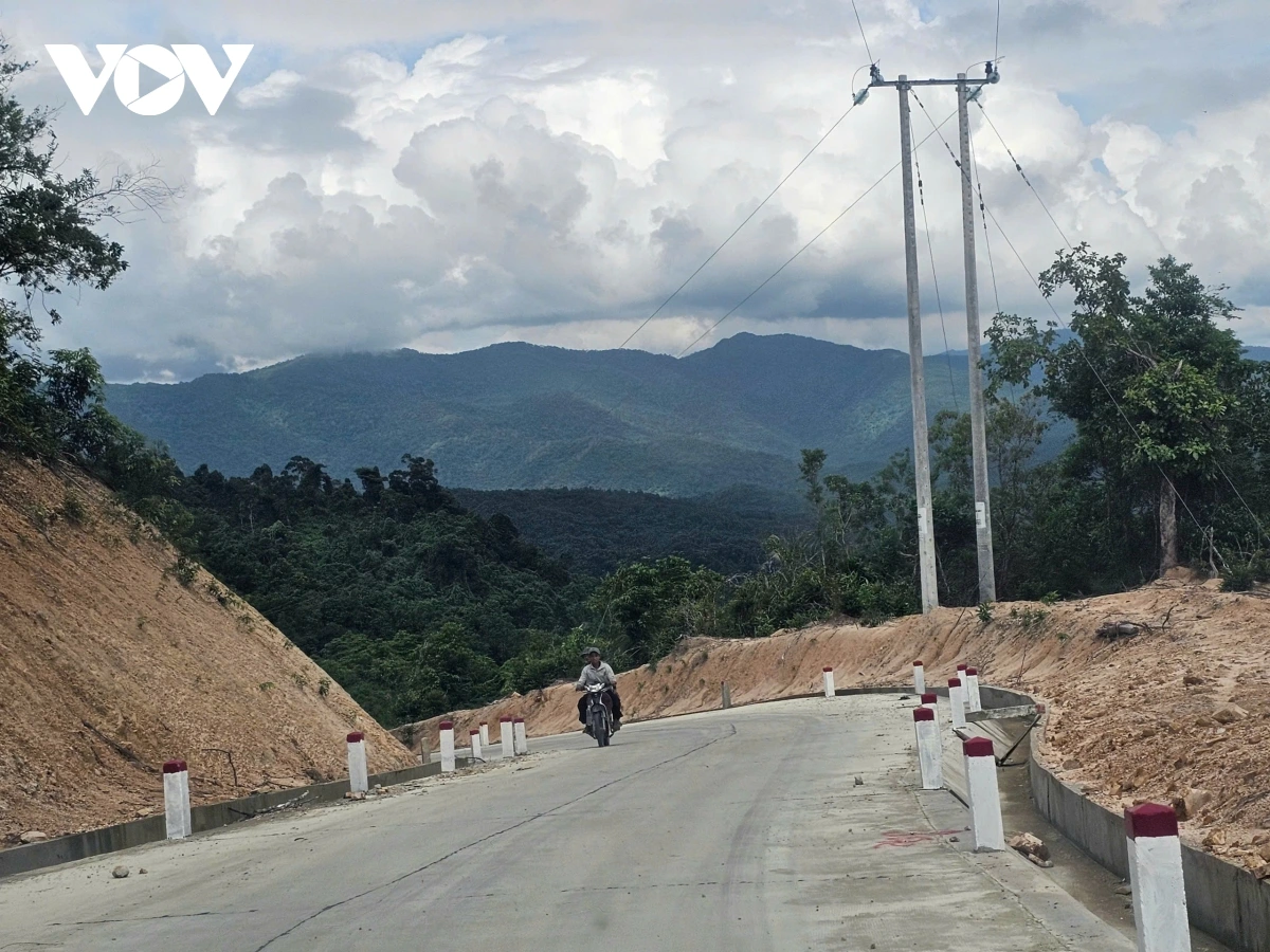 Jalan betong praong laneing hu buh jien tame tal palei Canh Tiến