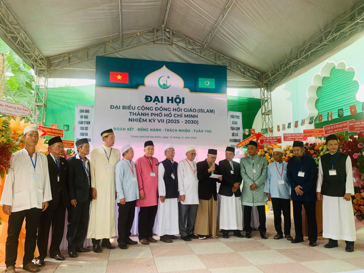 Dom urang dalam Mban Ndai dien Bhap bini Cam Islam Ban raya HCM mbang ka VII 