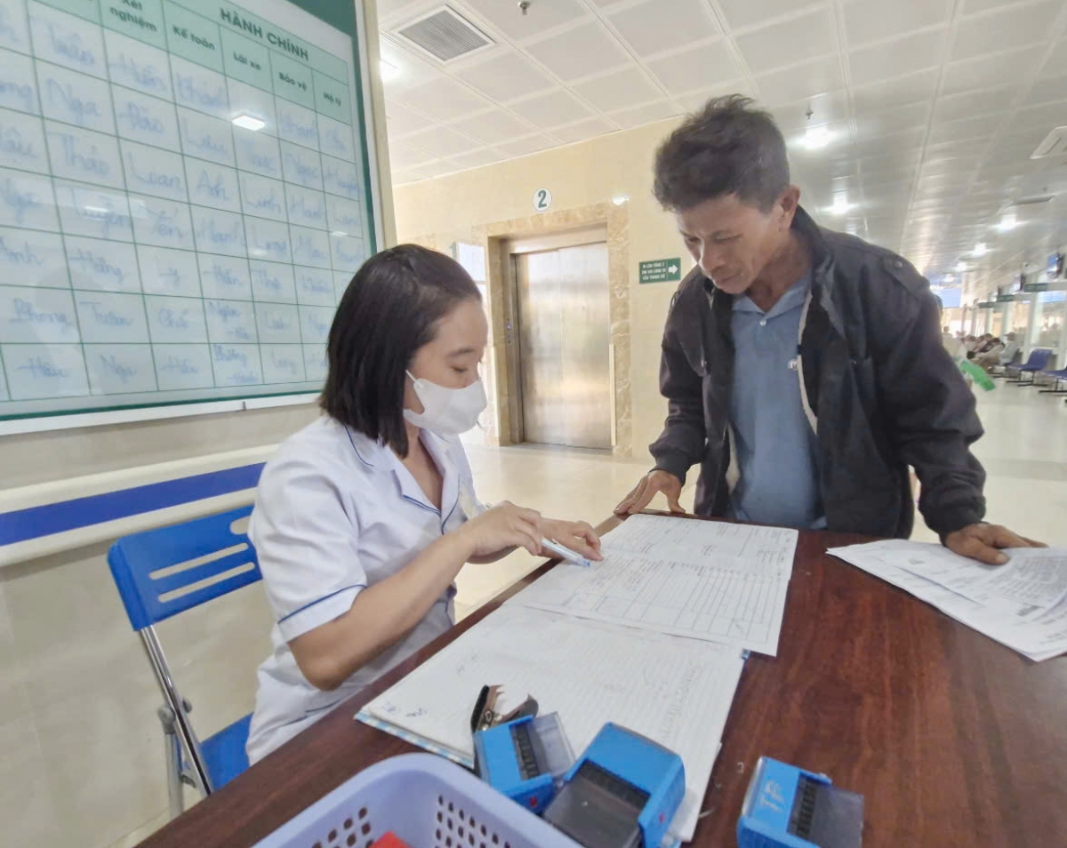 Người dân đăng ký khám bệnh Bảo hiểm y tế