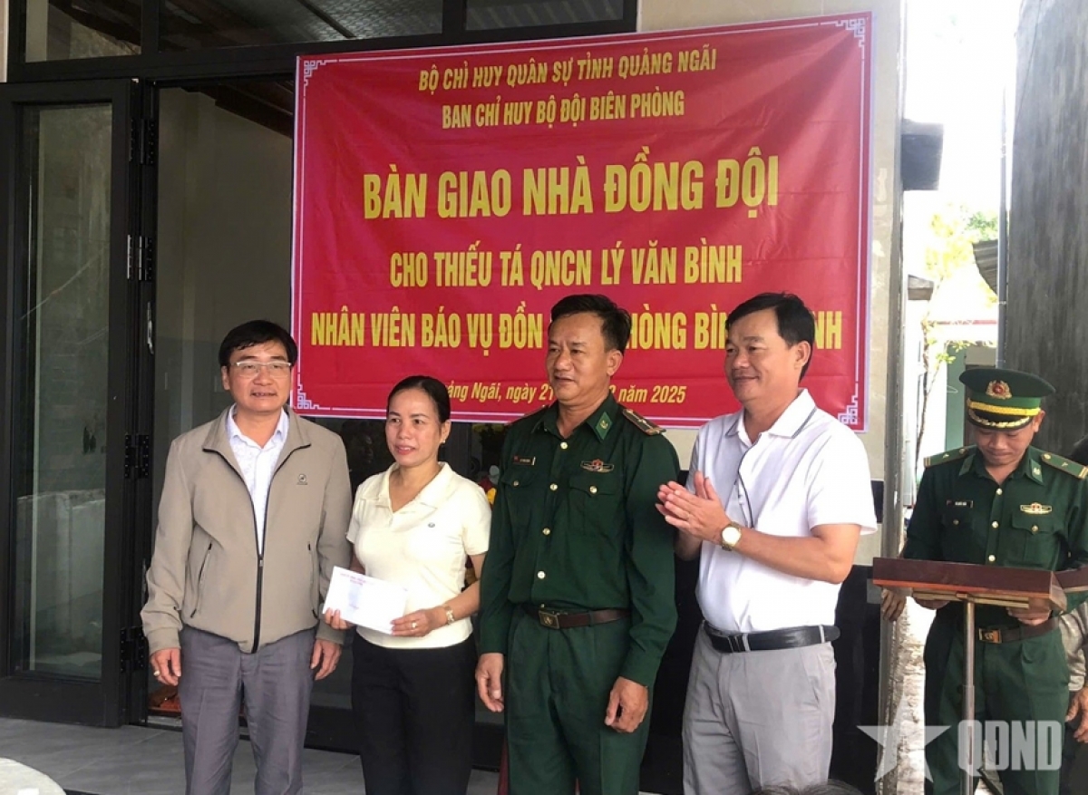 Đại diện đơn vị và địa phương tặng quà gia đình Thiếu tá QNCN Lý Văn Bình. Ảnh Báo Quân đội