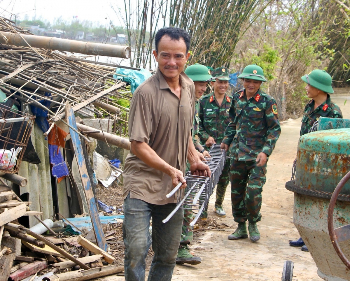 
‘Nhŏng Nguyễn Thế Kiên atŭm hăm ƀô̆ đô̆i ming man hnam ‘nao kơjăp ‘lơ̆ng.  