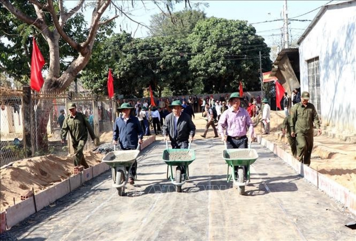 Ra quân làm đường giao thông nông thôn ở xã Ngọk Bay, tỉnh Quảng Ngãi. Ảnh: Cao Nguyên/TTXVN
