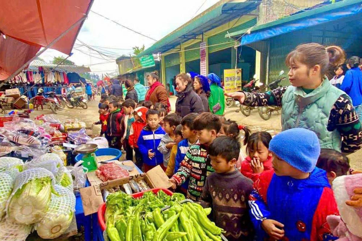 Học sinh tham quan, trải nghiệm nét đẹp văn hoá tại chợ phiên