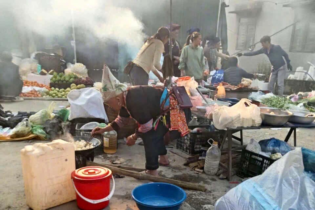 Đặc biệt chợ phiên còn là nơi hội tụ những hương vị ẩm thực truyền thống như thắng cố, mèn mén, bánh dày, rượu ngô men lá...