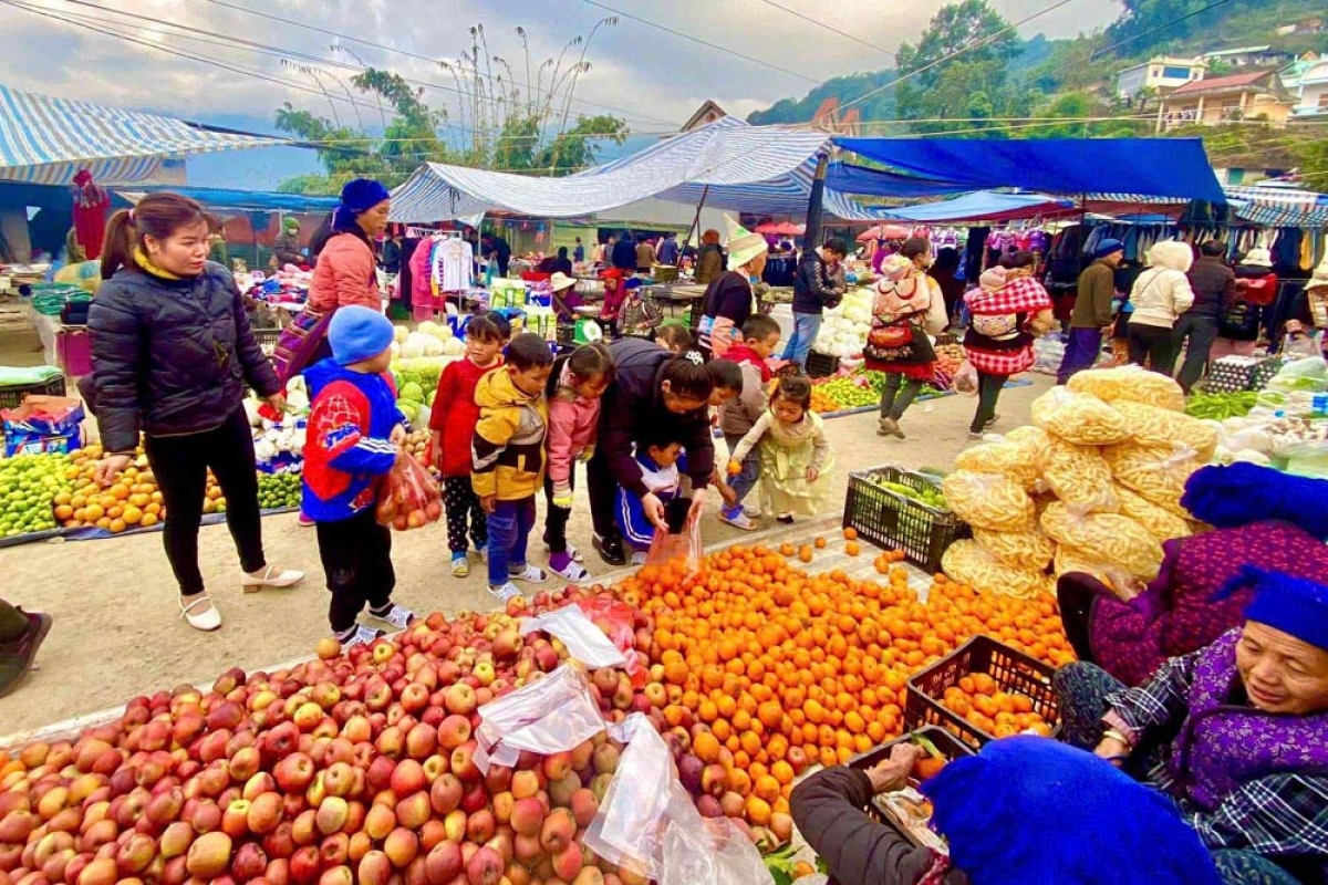Nơi đây không chỉ là nơi mua bán, trao đổi các mặt hàng nông sản của địa phương, mà còn là nơi gặp gỡ, giao lưu văn hóa của đồng bào các dân tộc trên địa bàn.