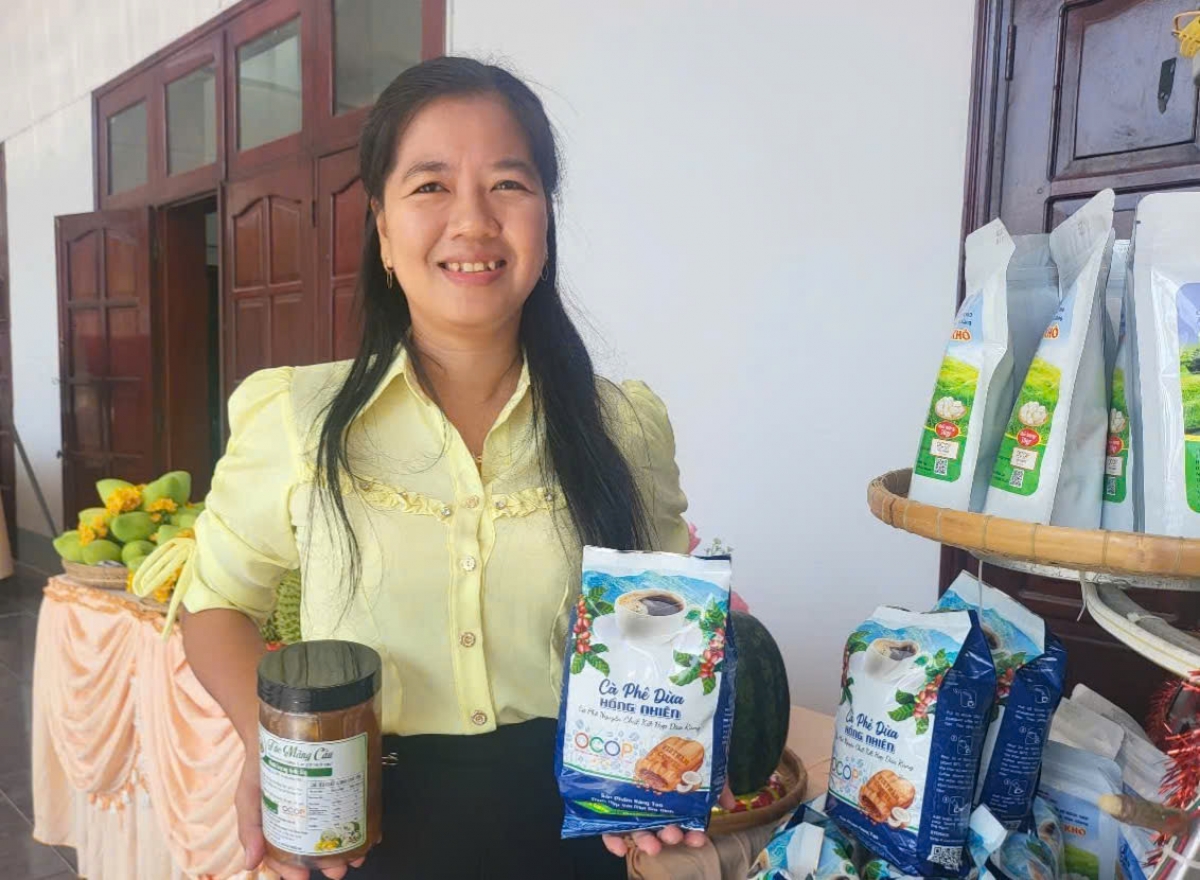 Chị Trần Hồng Nhiên giới thiệu các sản phẩm do mình sản xuất