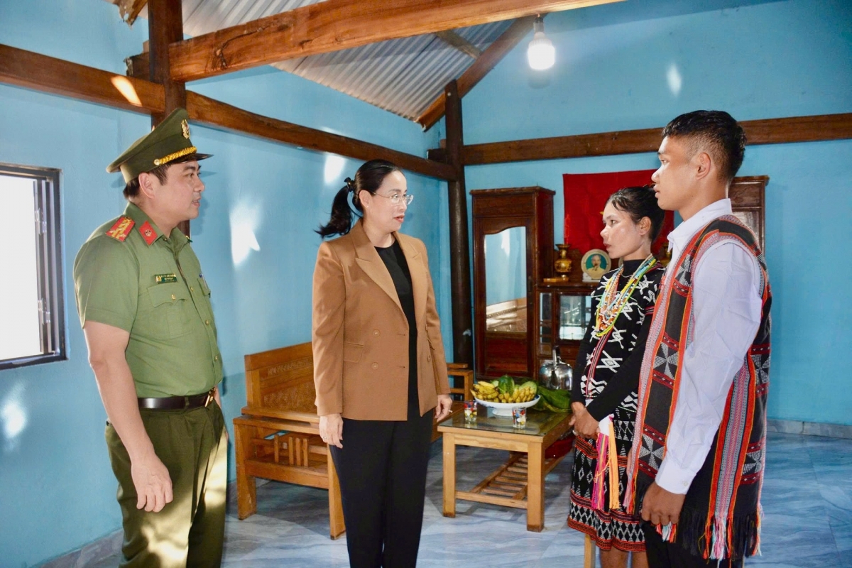 Phó Chủ tịch UBND thành phố Nguyễn Thị Anh Thi và Đại tá Nguyễn Xuân Hoàng, Phó Giám đốc Công an thành phố Đà Nẵng trò chuyện cùng gia đình anh Alăng Đích. Ảnh: VQ - QH