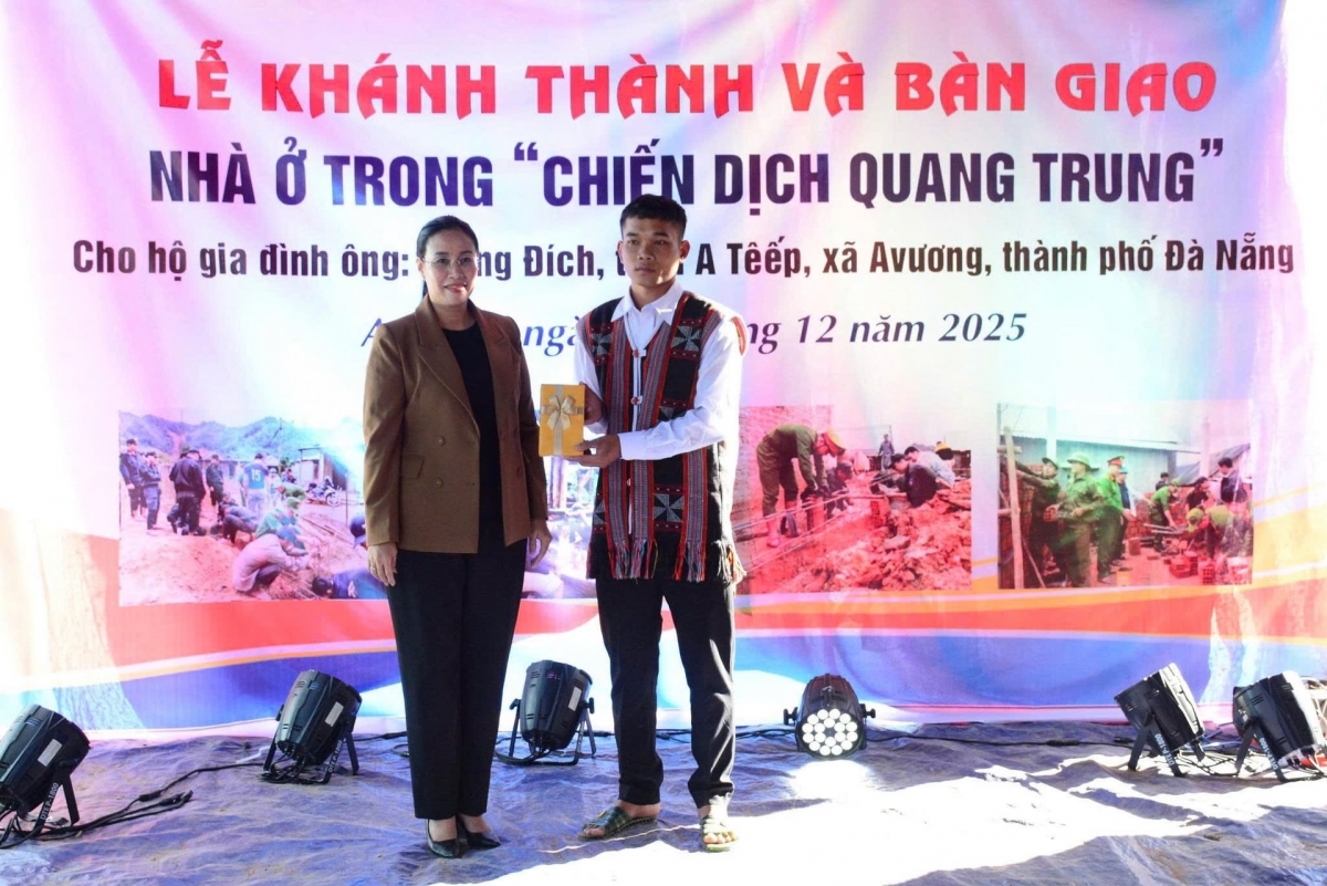 Phó Chủ tịch UBND thành phố Nguyễn Thị Anh Thi tặng quà cho anh Alăng Đích. Ảnh: VQ-QH