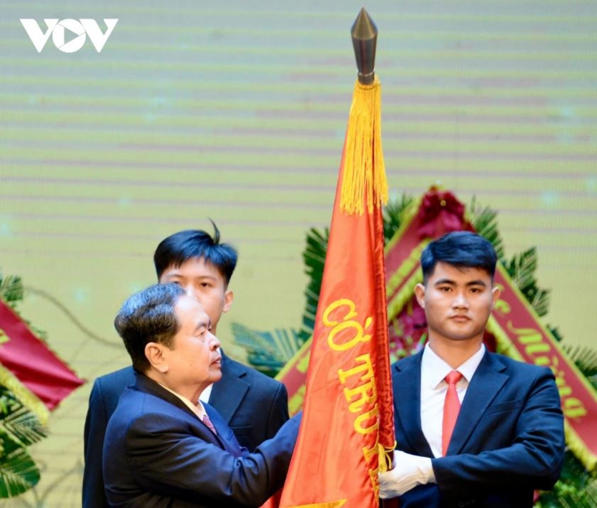 Kruanh Quốc hội ntăm Huân chương hạng Nhất ta lha cờ way ơm bah đơn vị