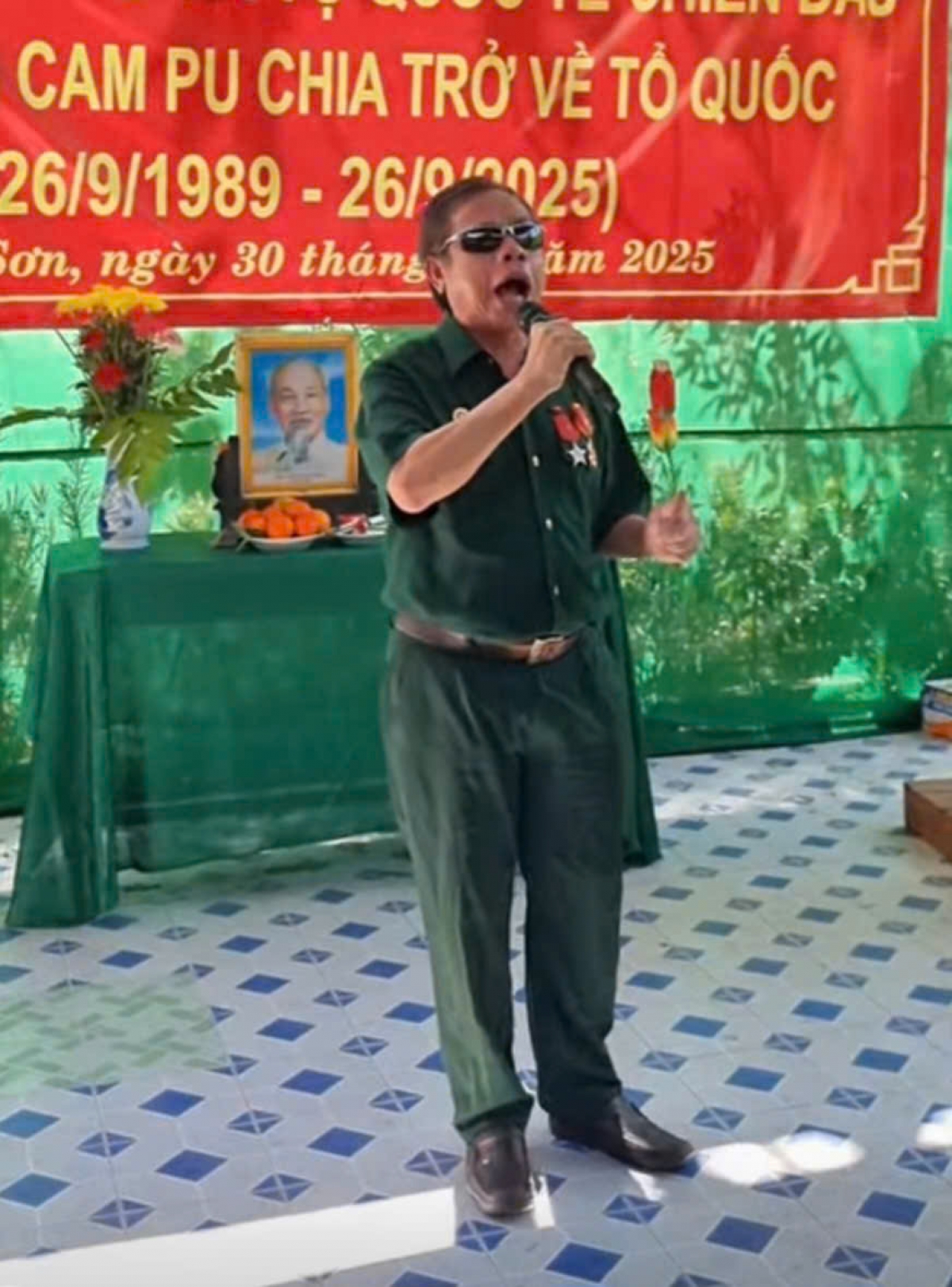Cựu chiến binh Nguyễn Văn Tùng tham gia chương trình văn nghệ hát về người lính Cụ Hồ