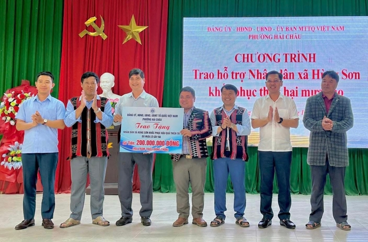 Đảng ủy, HĐND, UBND, Ủy ban MTTQ Việt Nam phường Hải Châu hỗ trợ quà cho xã kết nghĩa Hùng Sơn. Ảnh: HẢI HÀ