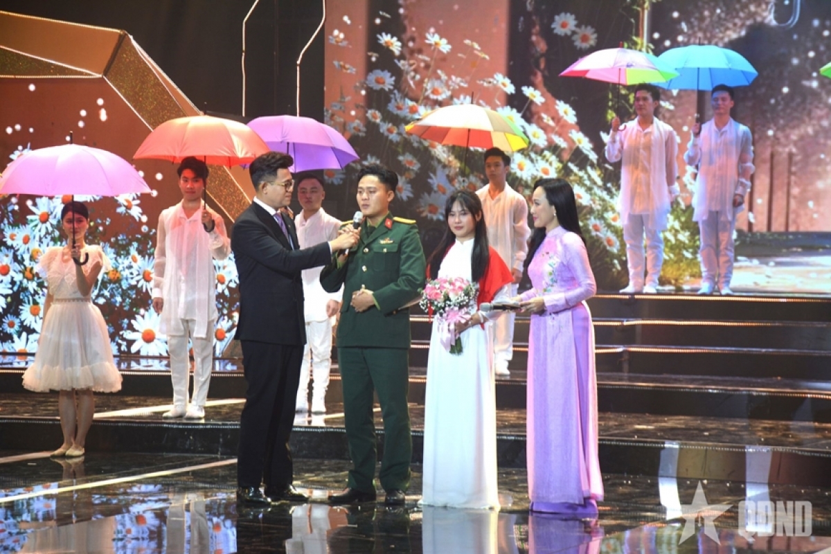  Giao lưu với nhân vật trong chương trình. Ảnh Báo Quân đội