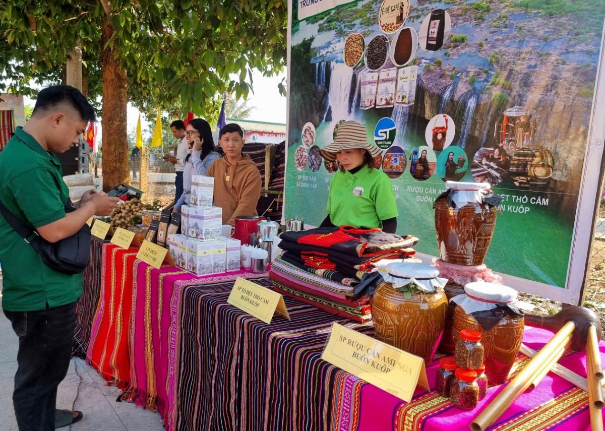 -Gru hmô “Mđĭ kyar mnơ̆ng dhơ̆ng OCOP kơ bruă hiu čhưn ênguê êpul êya nao mbĭt hŏng bi lar boh tŭ dhar kreh kơ bruă mă đưm” ti buôn Kuôp.