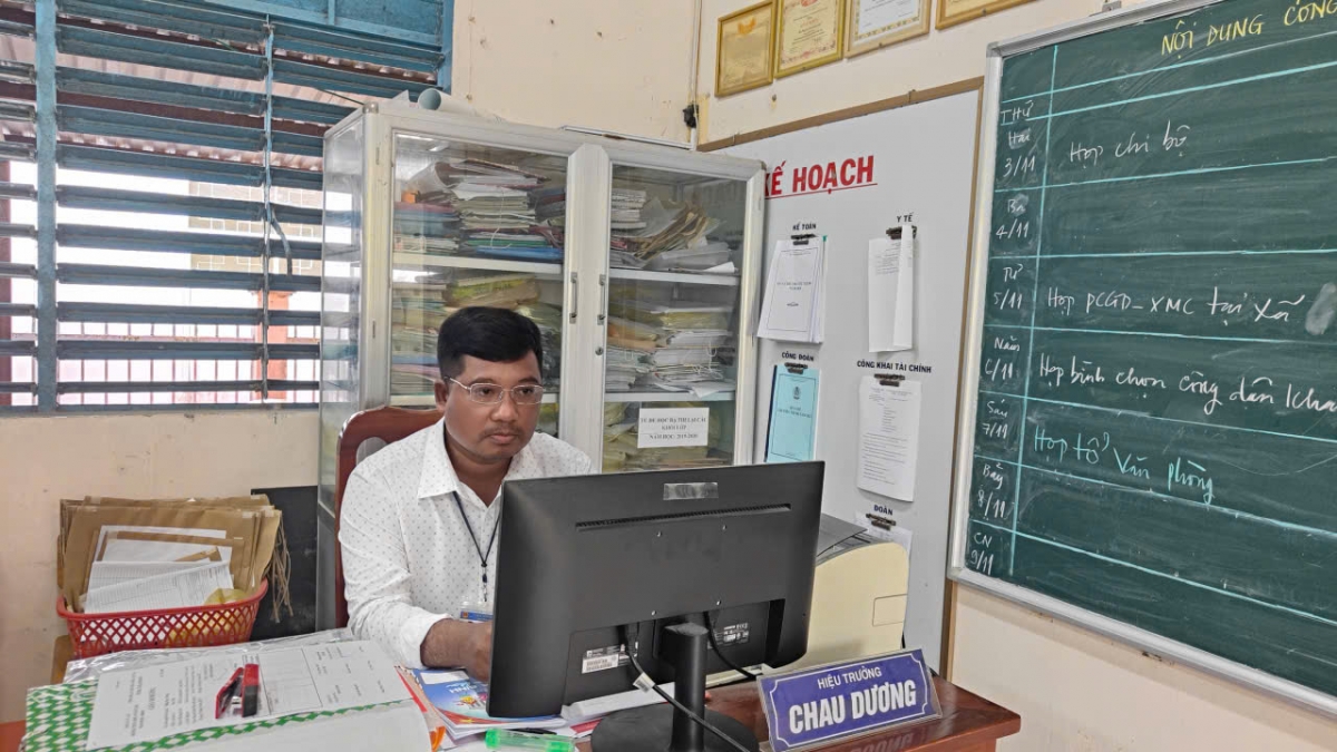 Ông Chau Dương, Hiệu trưởng Trường THCS Ô Lâm, xã Ô Lâm (An Giang)