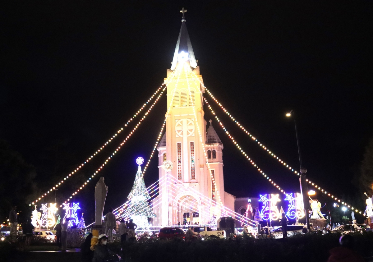 Nhih brah Chính tòa Đà Lạt lơp chrat ang tâm măng Noel 