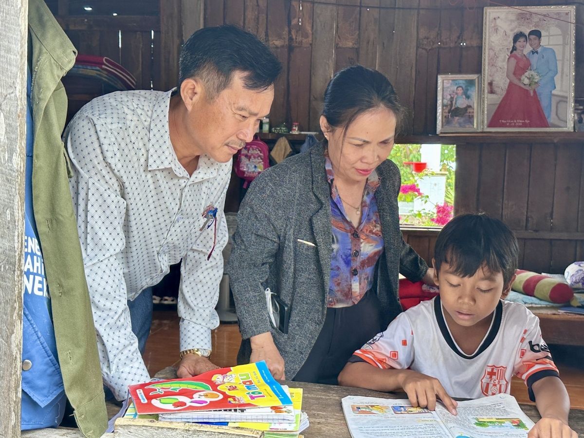 Ân geh trong ntop kơl oh kon nuĭh rnoi mpôl đê̆ nti tay bah kơi đại học