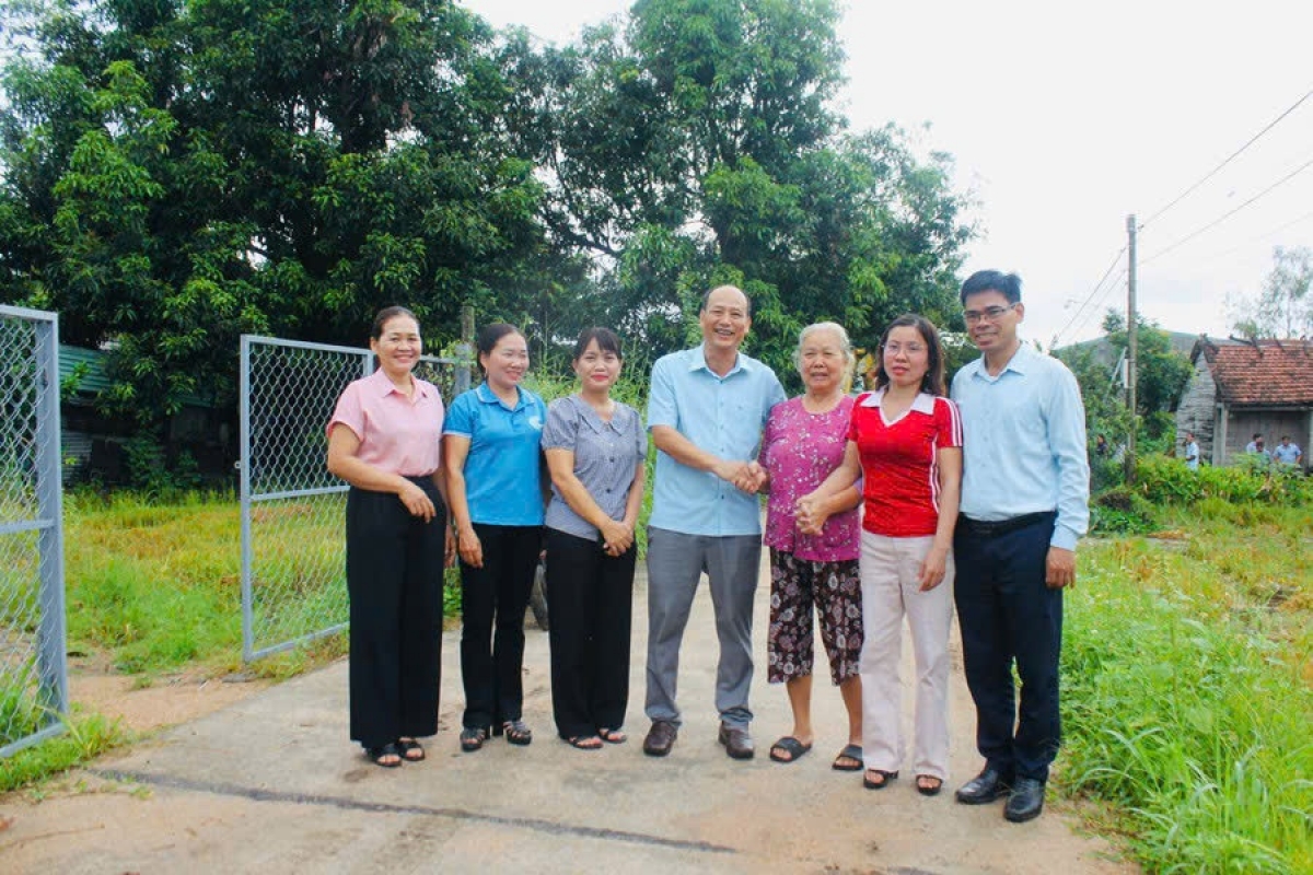 
Kơdră tơring Ia Hiao năm ngôi hôn bơnê rim ŭnh hnam plang ăn teh pơm trong.